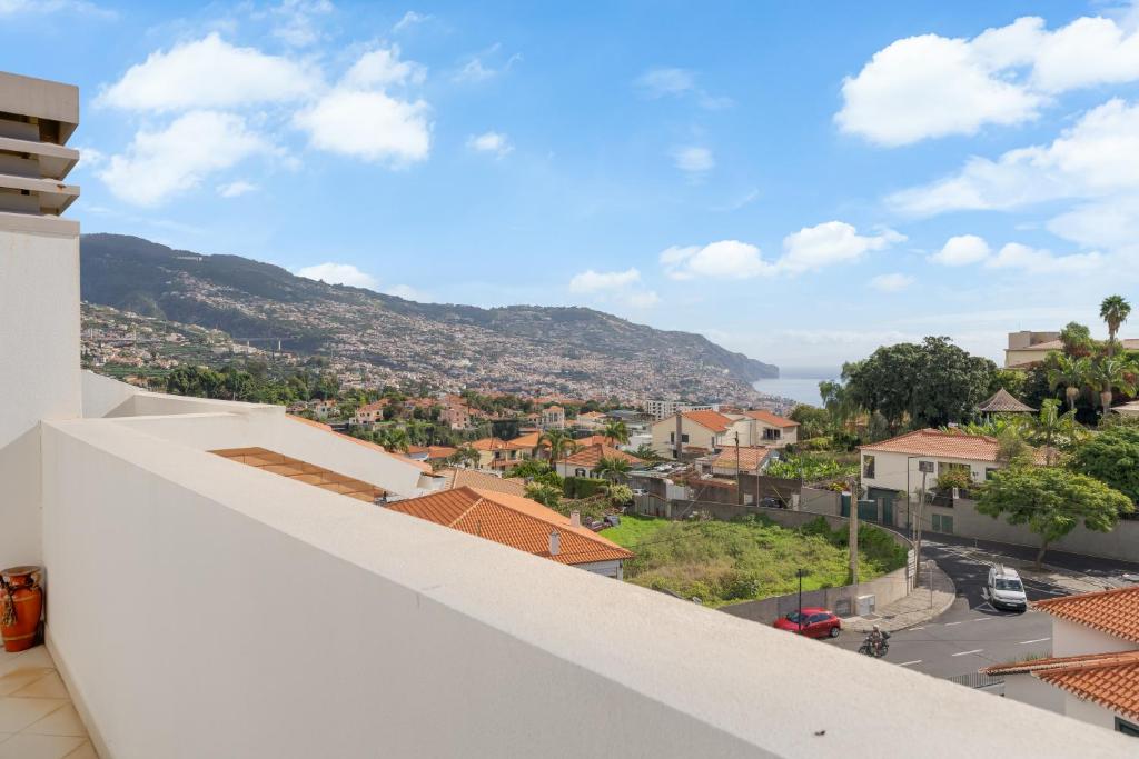 een balkon met uitzicht op de stad bij Anje Apartamento in Funchal