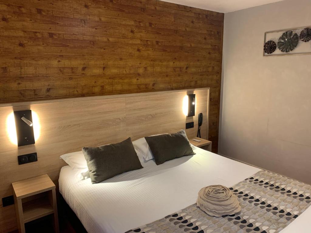 Postel nebo postele na pokoji v ubytování Logis Hotel Le Lac