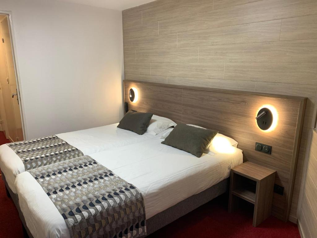 Postel nebo postele na pokoji v ubytování Logis Hotel Le Lac