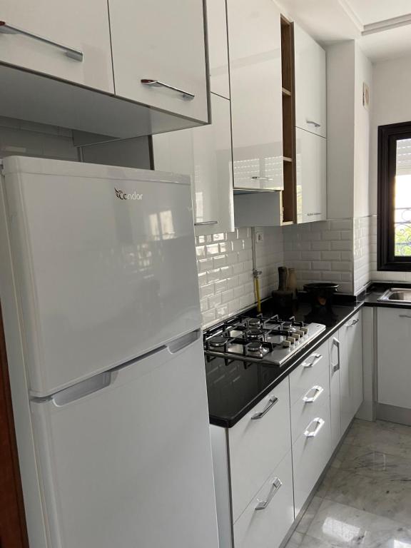 Kuchyň nebo kuchyňský kout v ubytování Marsa Authentic Luxury Appart 1