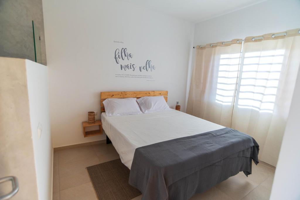 a bedroom with a bed and a window at Amwilla Guesthouse Apartamento Elsa in Mindelo