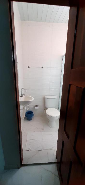 a bathroom with a toilet and a sink at Pousada Brilho dos Lençóis in Barreirinhas