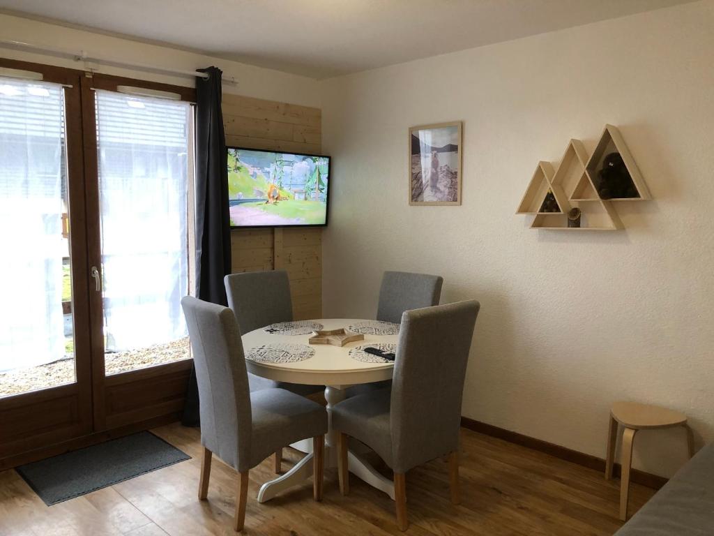 Televízia a/alebo spoločenská miestnosť v ubytovaní Le chalet de "Lamarmotte" T3 rénové avec terrasse sud en rez de jardin