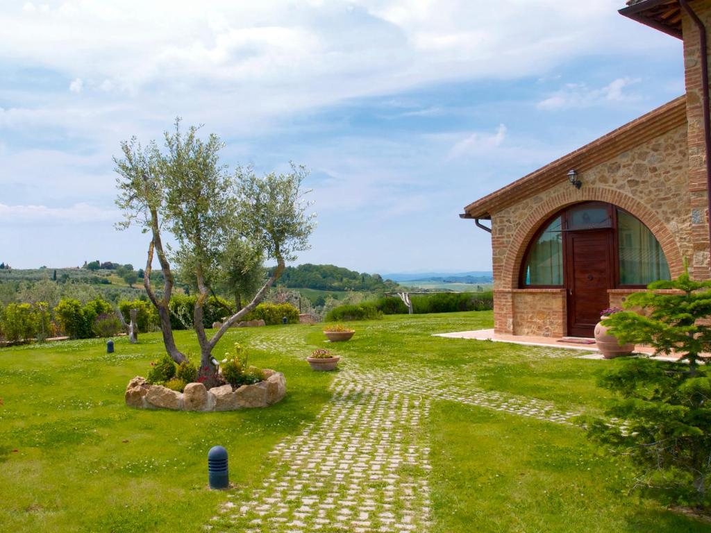 een tuin met een stenen pad naast een gebouw bij Casa Sandro a Podere Pascianella in Castelmuzio