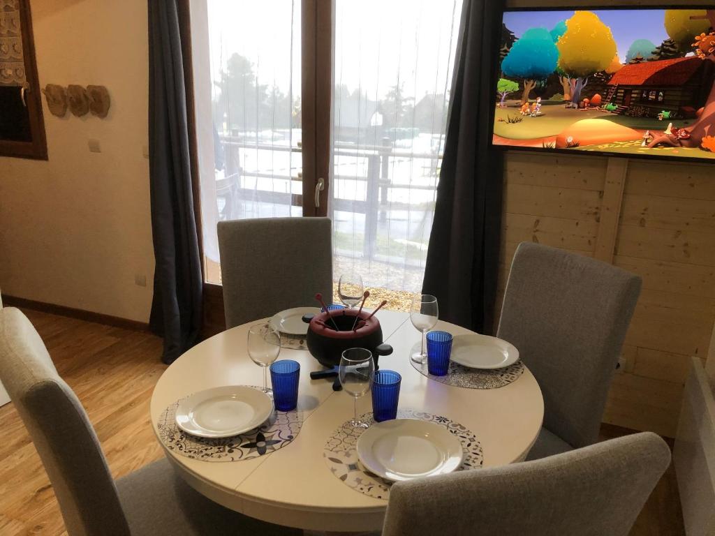 Televízia a/alebo spoločenská miestnosť v ubytovaní Le chalet de "Lamarmotte" T3 rénové avec terrasse sud en rez de jardin