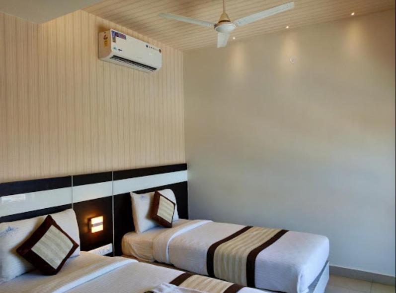 Postel nebo postele na pokoji v ubytování Yuvraj Palace Inn
