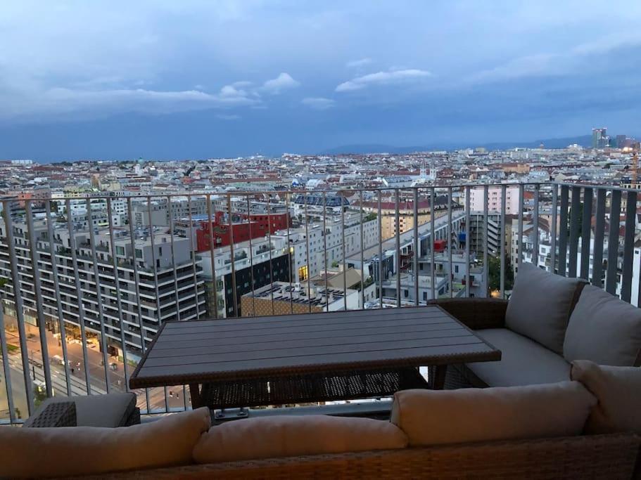 un soggiorno con tavolo e vista sulla città di Stunning view over Vienna in City Center a Vienna