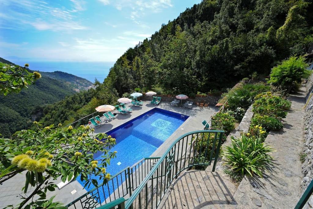 Utsikt mot bassenget på Aurora's, villa con piscina, vista mare e garage eller i nærheten