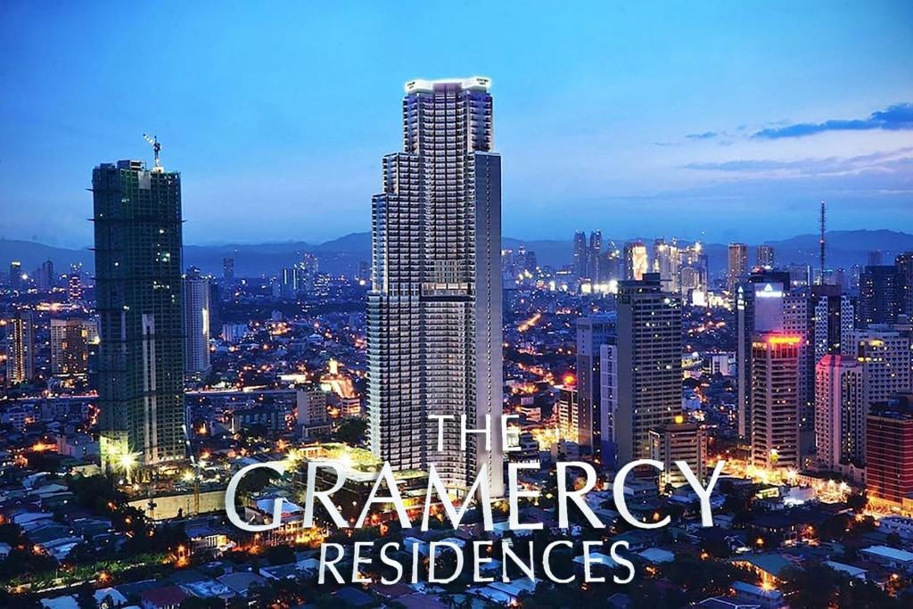 - une vue sur une ville la nuit avec le panneau grange dans l'établissement the Gramercy Residences, à Manille
