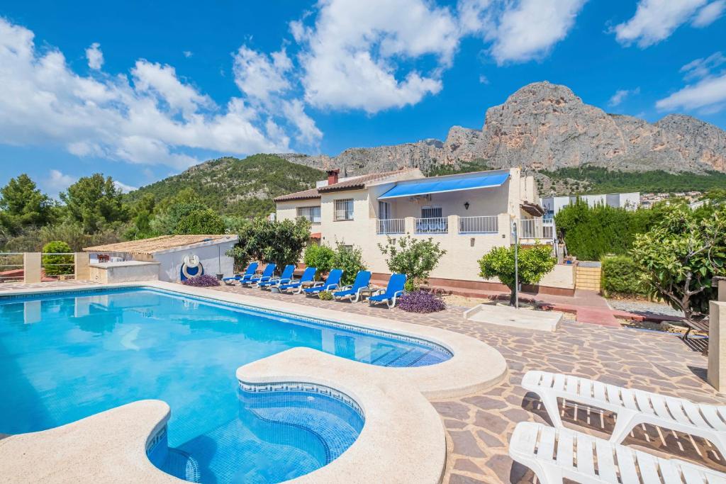 Villa con piscina con montañas de fondo en Gran Villa La Marina, en Polop