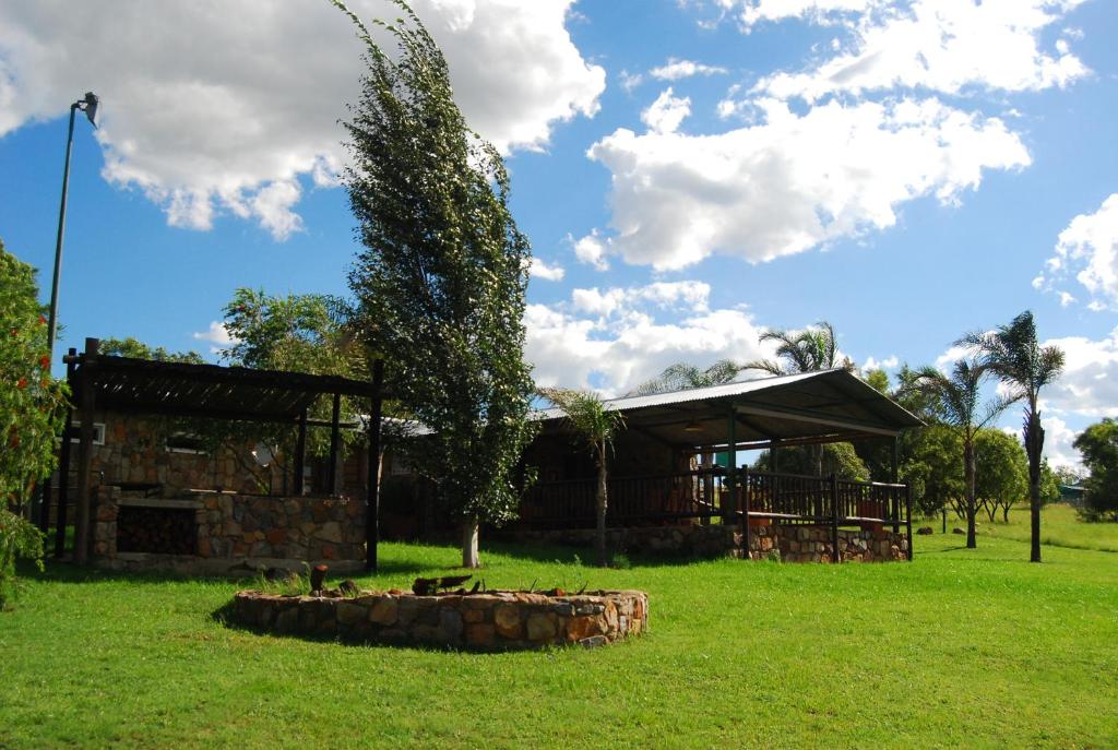 拉塞利亞的住宿－林奎達農場旅館，草丛中树木的田野建筑
