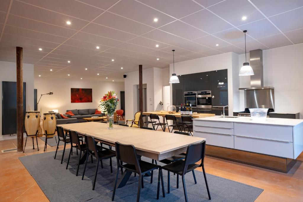 - une salle à manger et une cuisine avec une table et des chaises dans l'établissement Gîte Bellene Villa de vos Rêves, à Beaune