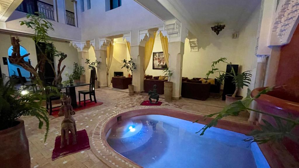 una sala de estar con una gran bañera de hidromasaje. en Riad Dar Foundouk and Spa, en Marrakech