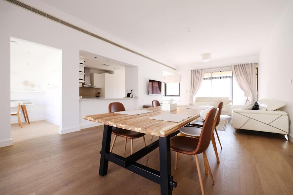 Charming & Spacious 2BR Apartment with easy access