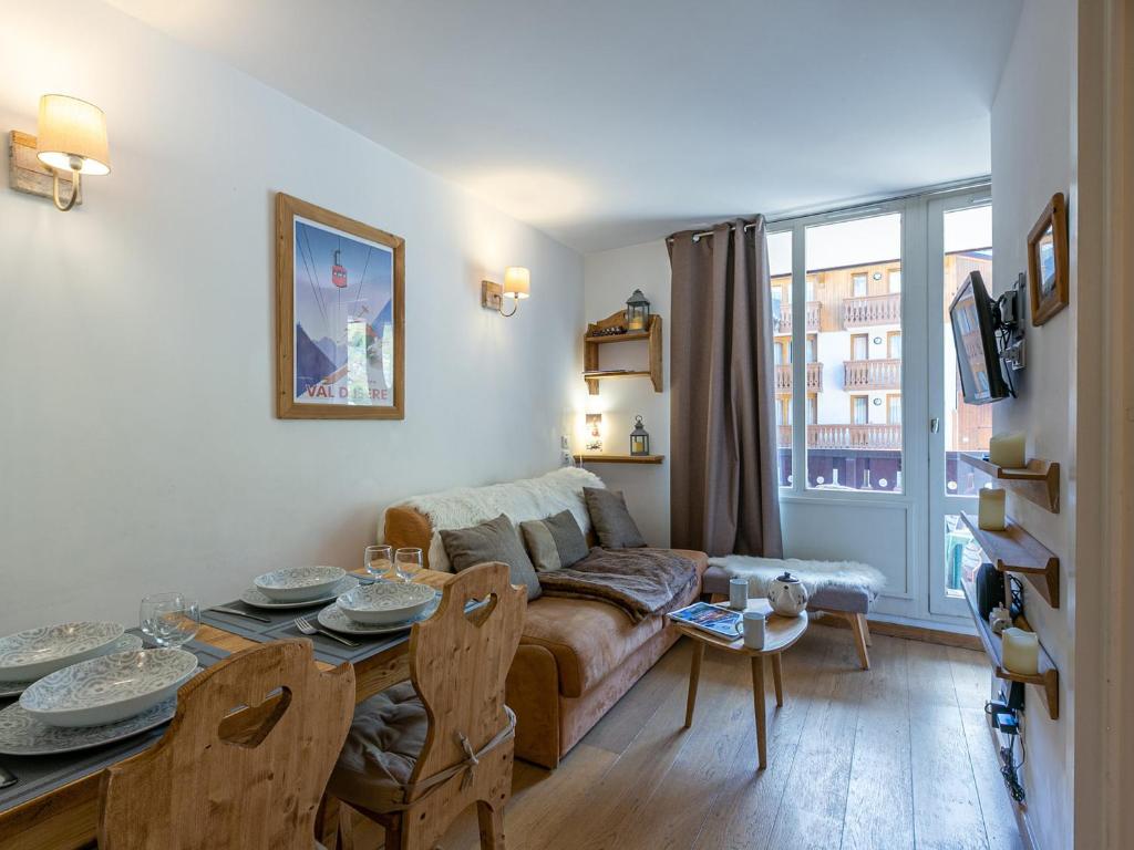 un salon avec un canapé et une table dans l'établissement Charmant appartement au pied des pistes avec wifi - FR-1-694-157, à Val dʼIsère