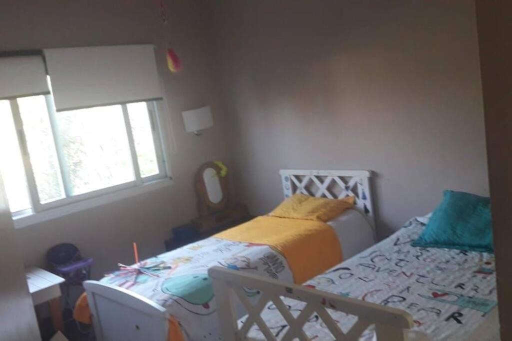 Dormitorio pequeño con cama y espejo en Hermosa casa en Country en Santo Tomé