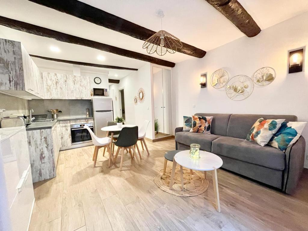 un salon avec un canapé et une table dans l'établissement Le Mattoni, à Menton