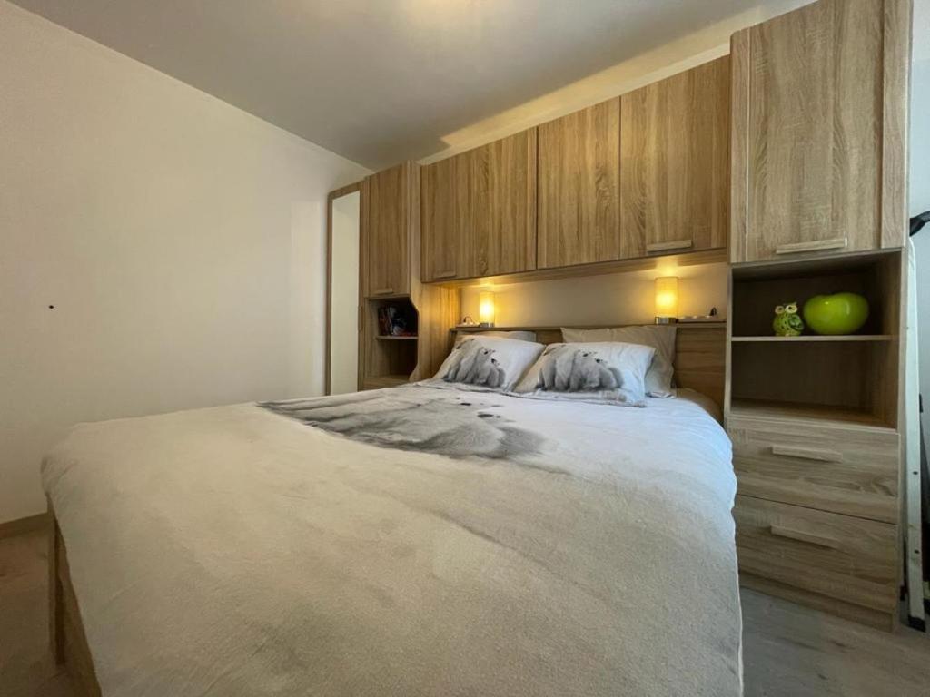 una camera da letto con un grande letto con due mele sopra di Windroos Middelkerke a Middelkerke