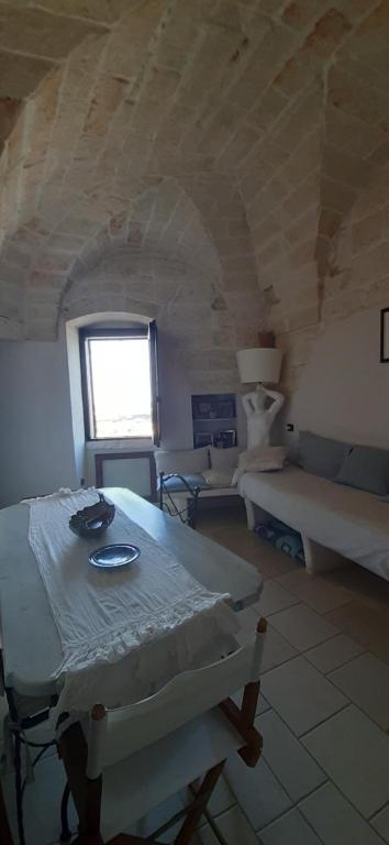 A bed or beds in a room at Che Vista!! Ostuni ,sulle bianche mura con vista mozzafiato