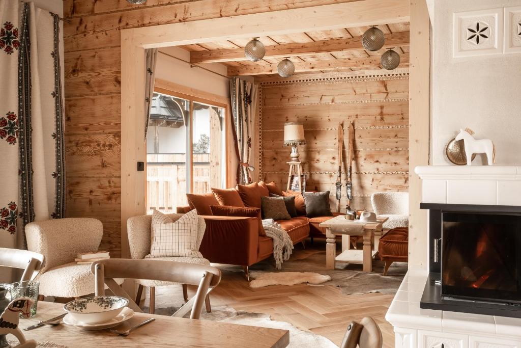 Willa Halna Zakopane Sauna & SPA - Willa na wyłączność في زاكوباني: غرفة معيشة مع أريكة ومدفأة