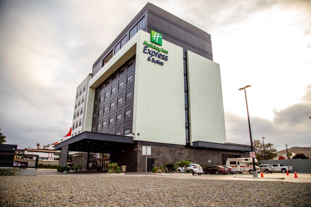 un bâtiment avec un panneau sur son côté dans l'établissement Holiday Inn Express & Suites - Ensenada Centro, an IHG Hotel, à Ensenada
