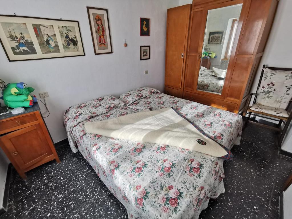 ein Schlafzimmer mit einem Bett und einem Laptop darauf in der Unterkunft Interno X Pianissolo in Millesimo