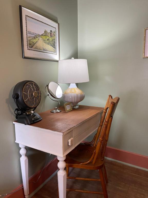 Carriage House Bed & Breakfast - Deluxe Queen Room