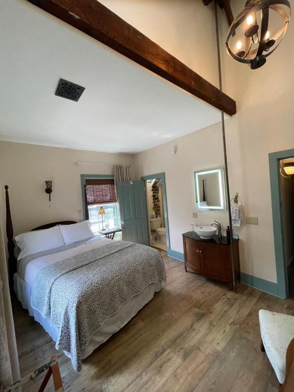Carriage House Bed & Breakfast - Queen Room