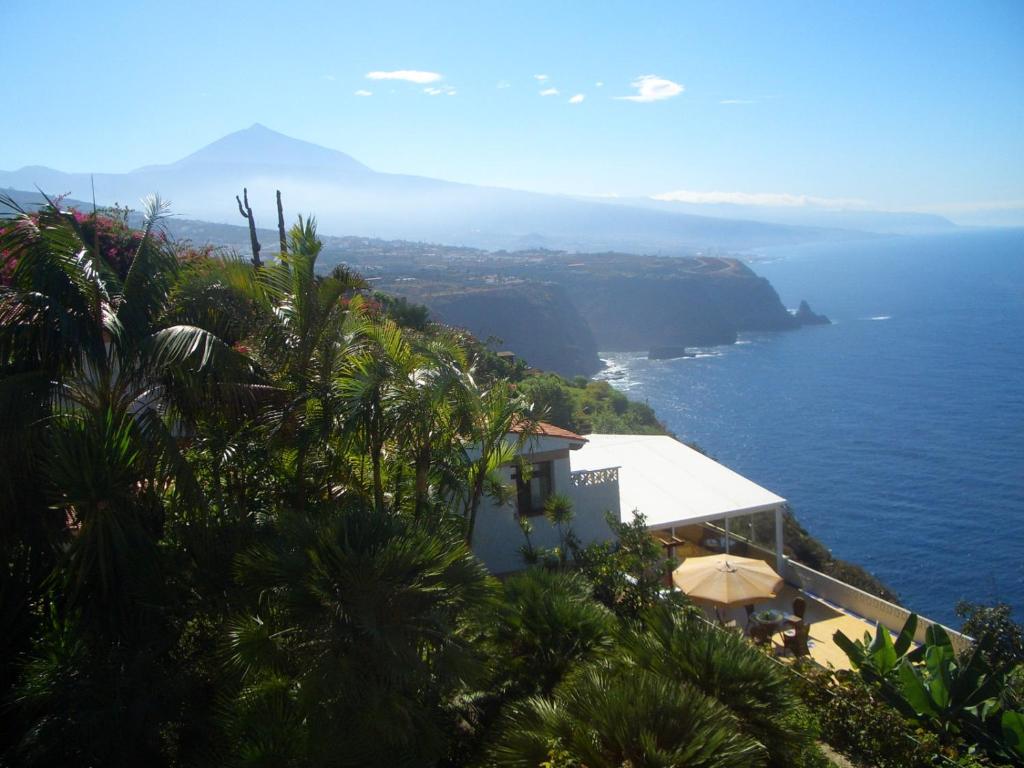 dom na szczycie wzgórza z widokiem na ocean w obiekcie Willkommen im Paradies - Welcome in Paradise - Bienvenidos al paraíso w mieście La Matanza de Acentejo