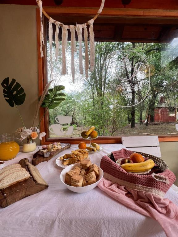 Ein Tisch mit einem Haufen Essen drauf. in der Unterkunft Posada Vieja Estancia in Santa Rosa de Calamuchita