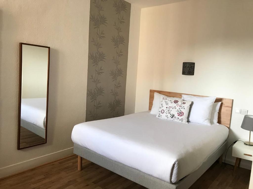 Postel nebo postele na pokoji v ubytování Hôtel Croix Baragnon