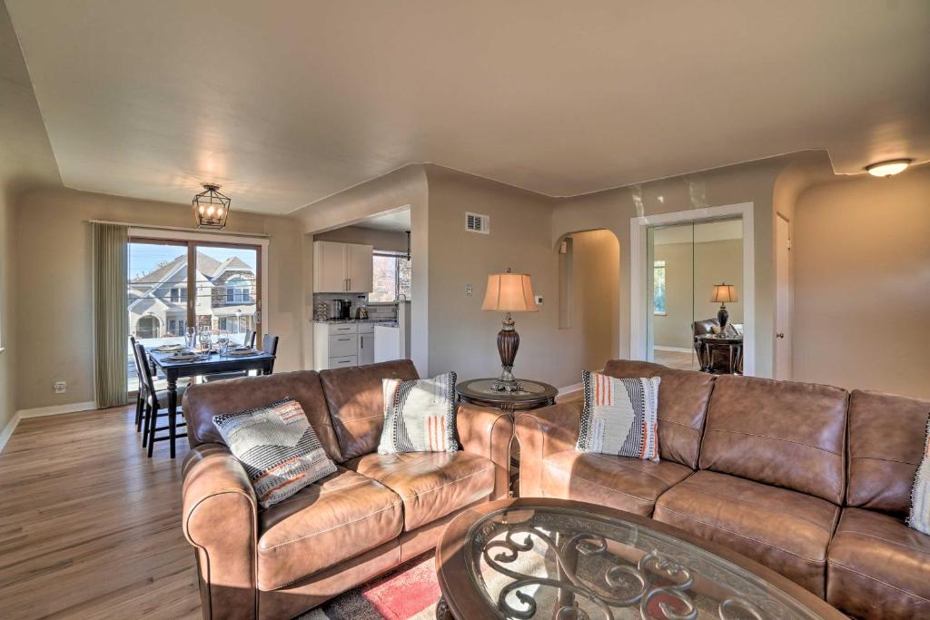 - un salon avec un canapé et une table dans l'établissement Charming Cherry Creek Duplex 3 Mi to Zoo!, à Denver