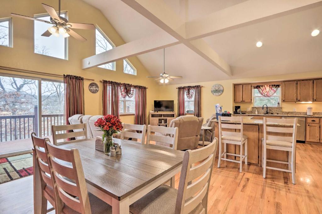 Dapur atau dapur kecil di Lazy RS Lakehouse with Hot Tub and Dock in Warsaw!
