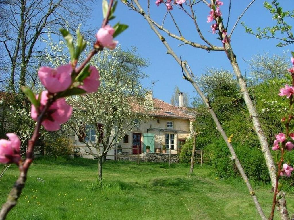 ein altes Haus mit rosa Blumen davor in der Unterkunft Gîte Seigneulles, 4 pièces, 5 personnes - FR-1-585-33 in Seigneulles