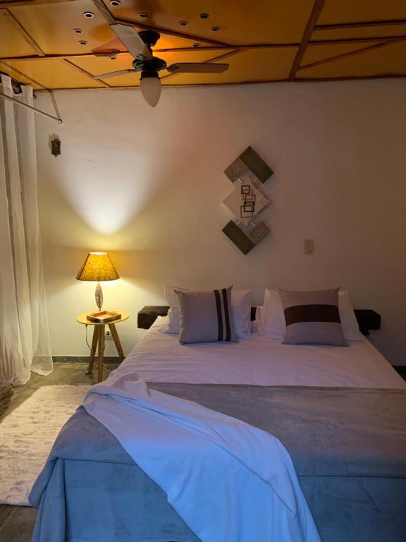1 dormitorio con 1 cama blanca grande y techo en Café com Morada - Cama e Café, en Jundiaí