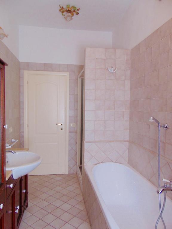 A bathroom at N019 - Numana, prestigioso quadrilocale vista mare