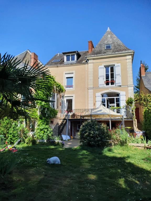 a large house with a yard in front of it at la Villa Mancelle in Le Mans