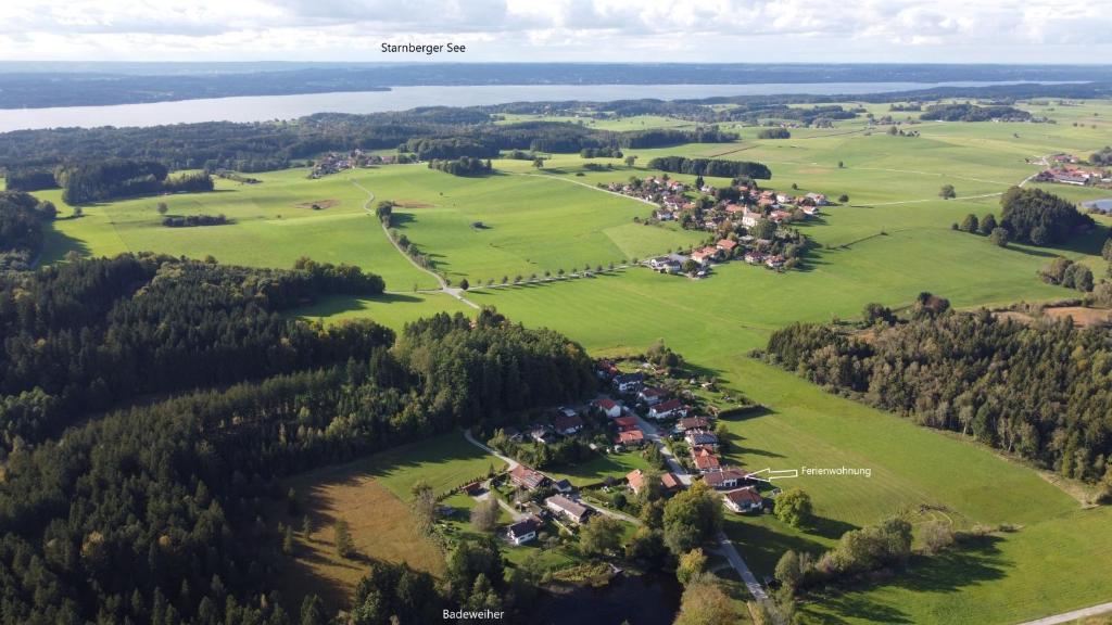 eine Luftansicht eines Dorfes auf einem Feld in der Unterkunft Schöne helle Ferienwohnung in Eurasburg