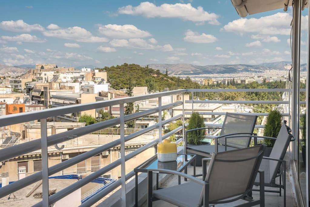 balkon z krzesłami i widokiem na miasto w obiekcie Athena Apt w Atenach