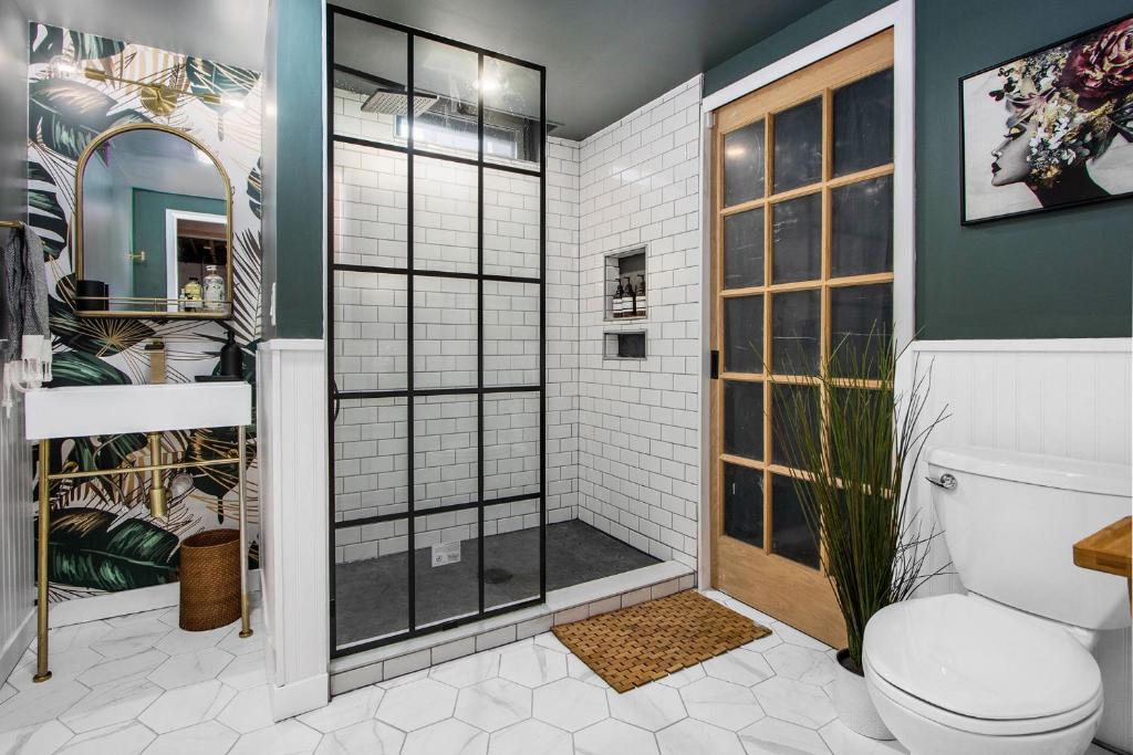 uma casa de banho com um chuveiro e um WC. em Boho cozy home, quiet, free parking (private room unless specified) em Kalamazoo