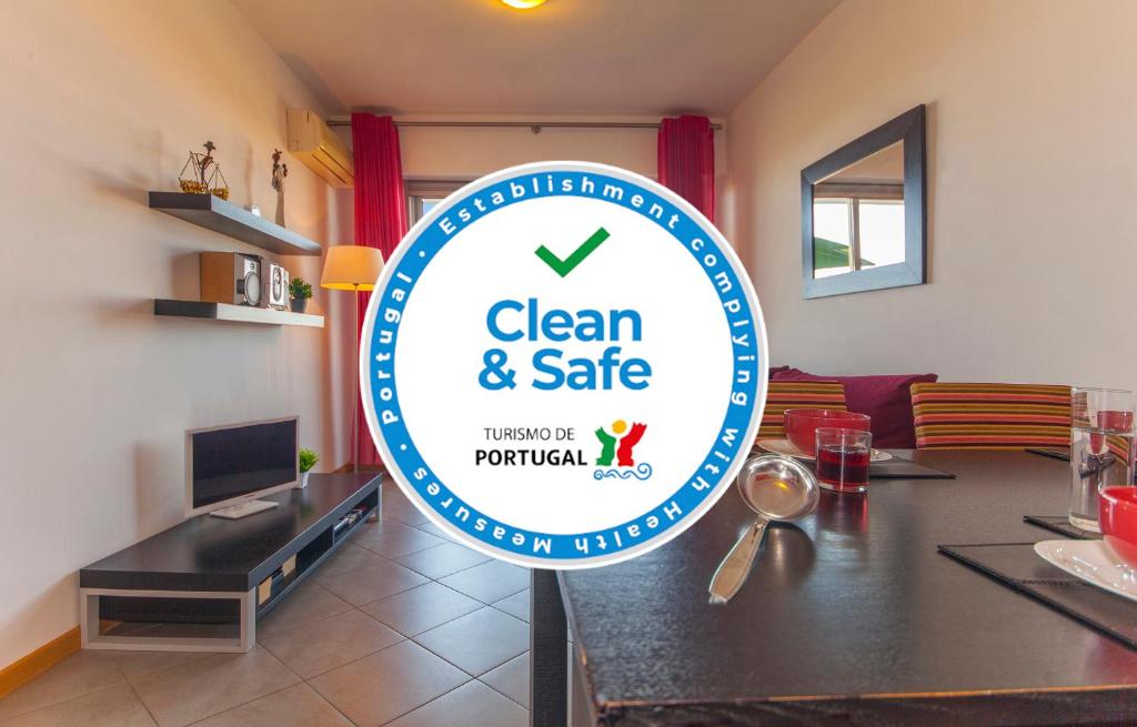 un cartel que dice limpio y seguro en un comedor en B42 - Ocean Apartment, en Portimão
