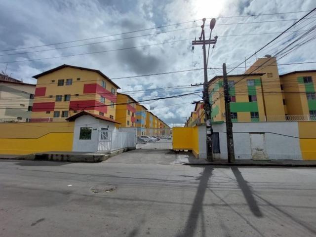 eine leere Straße mit bunten Gebäuden und Stromleitungen in der Unterkunft Apartamento Tupy I - Turu in São Luís