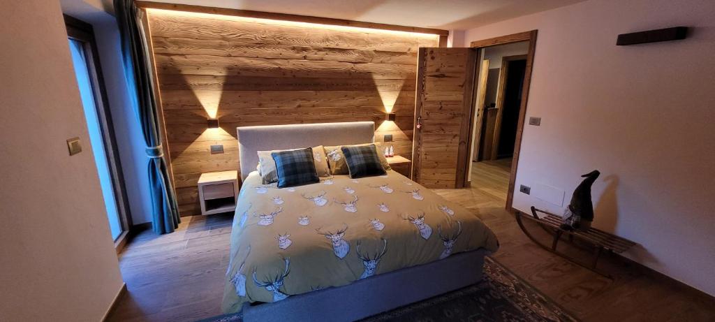 una camera da letto con un letto fiorito di MAISON DAVID - da Nonno Carlo 0034 a Cogne