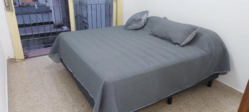 Una cama con dos almohadas encima. en MDQ - Departamento - Pedro Luro en Mar del Plata