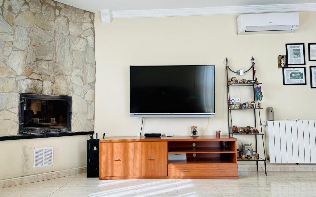 Televízia a/alebo spoločenská miestnosť v ubytovaní Villa Buho by Costabravaway