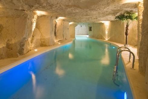 uma grande piscina numa caverna em Logis Demeure de la Vignole em Turquant