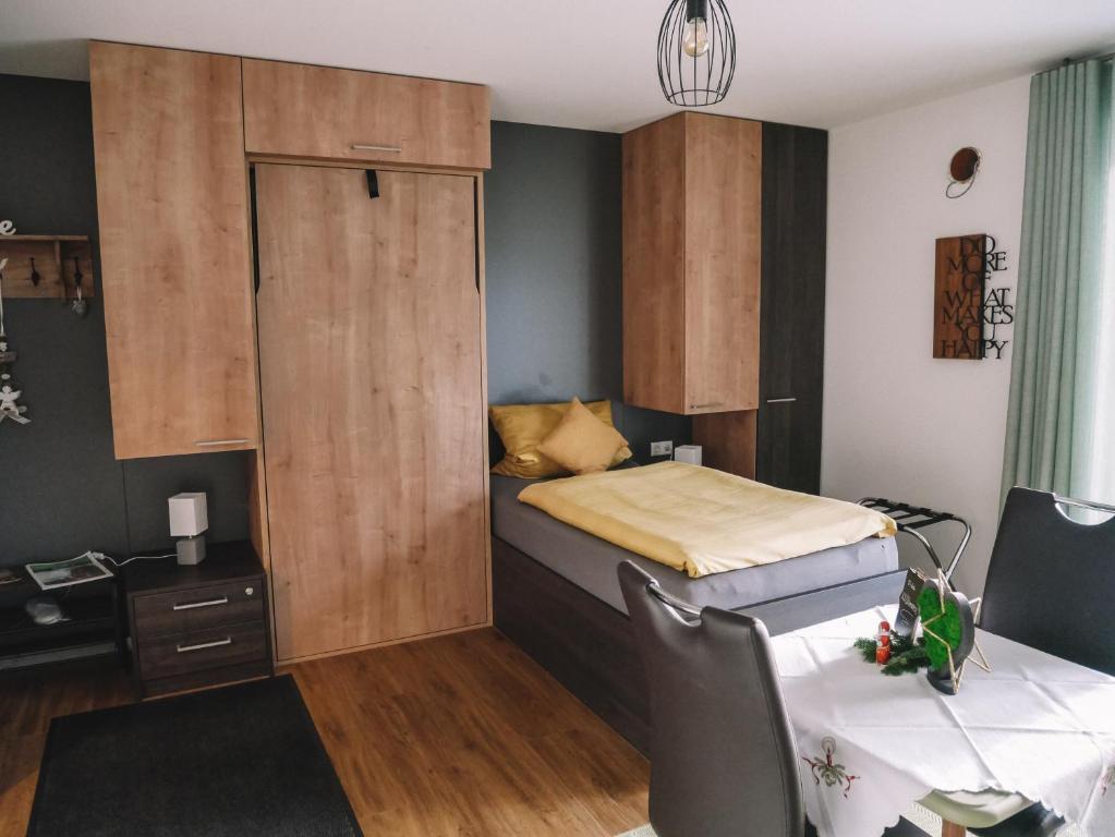 Postel nebo postele na pokoji v ubytování Willy´s Ferienzimmer im Tabakdorf Hatzenbühl
