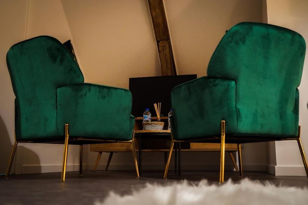 two green chairs sitting next to a table at Le Nid • Cocoon • Netflix • Proche Centre-Ville in Châteauroux