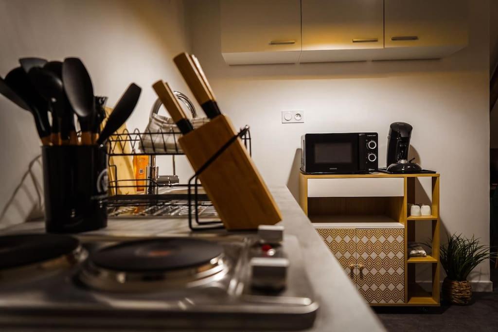 a kitchen with a counter top with a bunch of knives at Le Nid • Cocoon • Netflix • Proche Centre-Ville in Châteauroux
