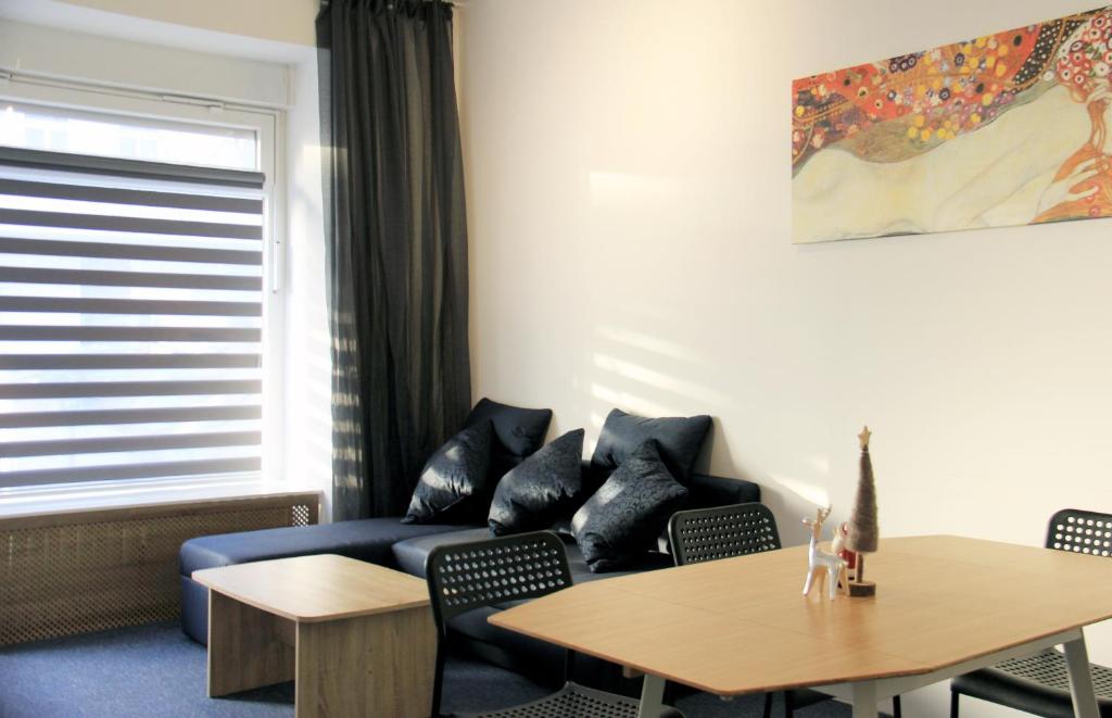 - un salon avec un canapé et une table dans l'établissement 3 Zimmer Apartment am Leopoldplatz, à Berlin